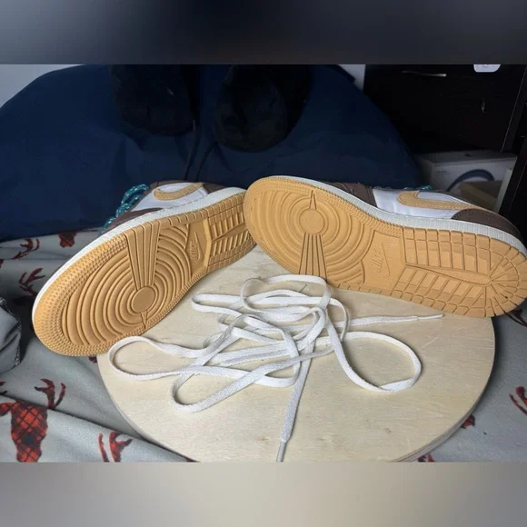 Jordan 1 low kids Brown and White Sneakers - Picture 5 of 5